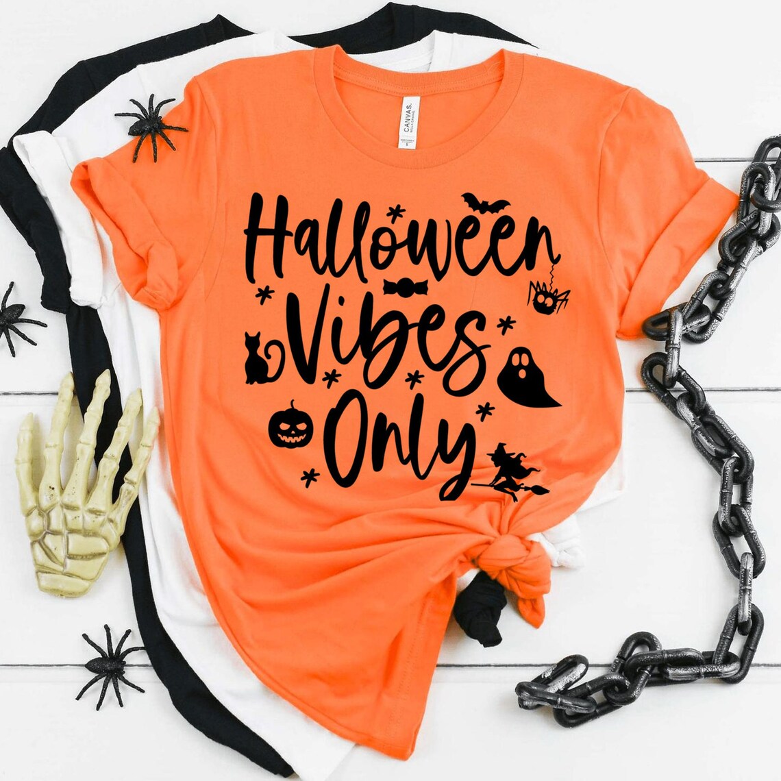 Camiseta de Halloween con el mensaje "Halloween Vibes Only"