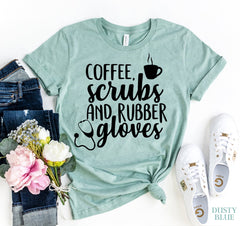 Camiseta con café, uniformes y guantes de goma