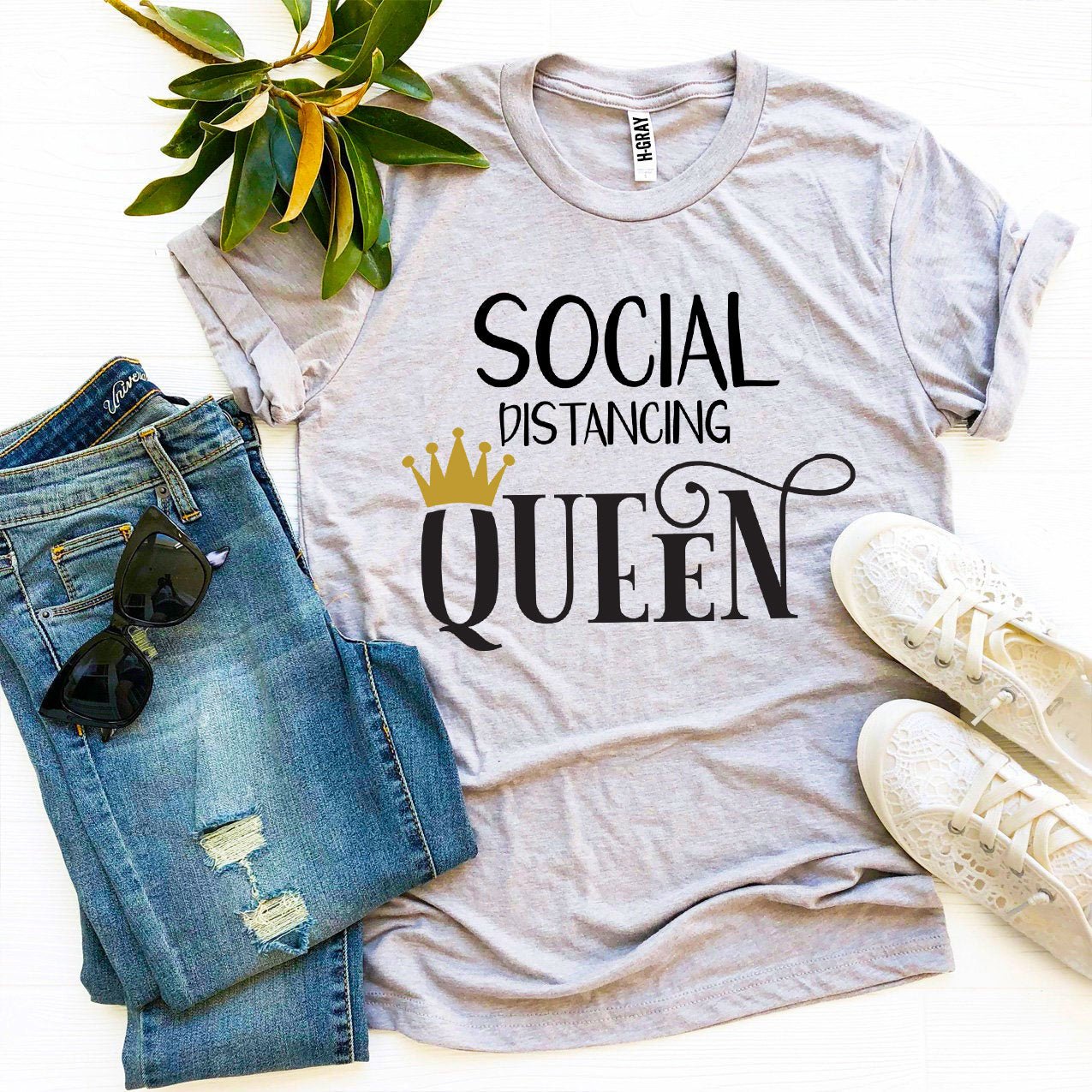 Social Distancing Queen T-shirt - Wear and Wander